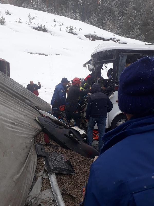 Kars'ta korkunç kaza ! Can pazarı yaşandı - Resim: 3
