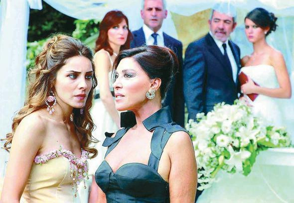 Beren Saat, Hazal Kaya'nın düğününe neden gitmedi ?