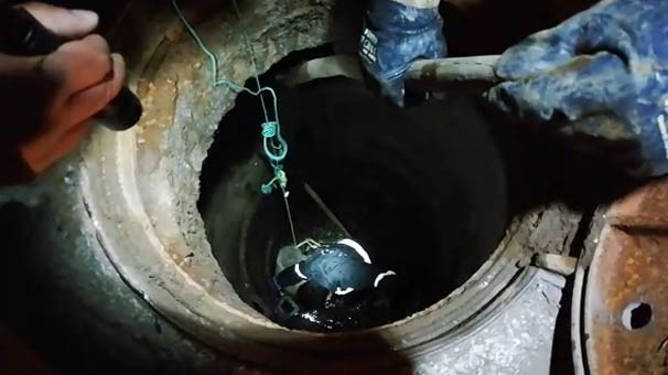 Tuvalet giderine atıldı sokaktaki rögar kapağında bulundu