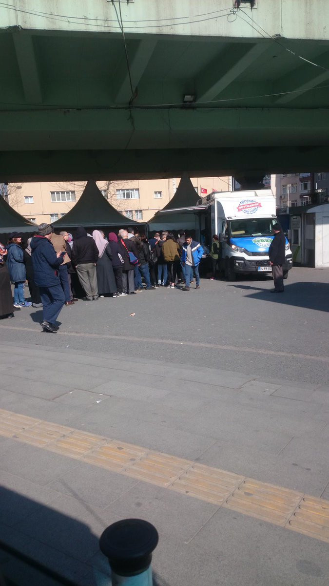 Ucuz sebze ve meyve kuyrukları böyle görüntülendi