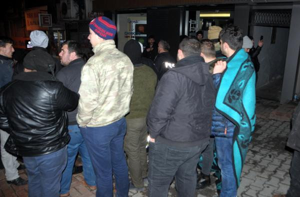 İş başvurusu için geceden kuyruğa girdiler