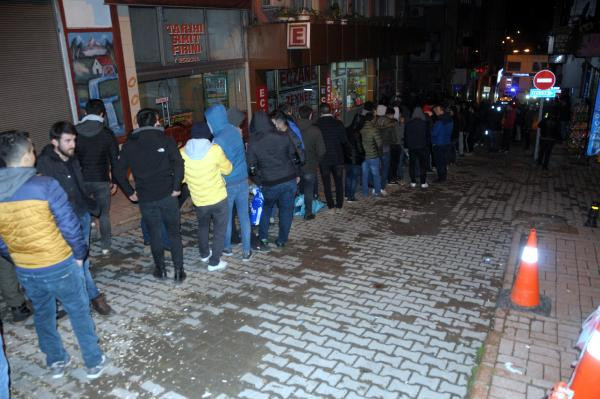 İş başvurusu için geceden kuyruğa girdiler