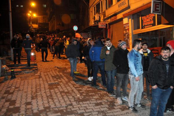 İş başvurusu için geceden kuyruğa girdiler