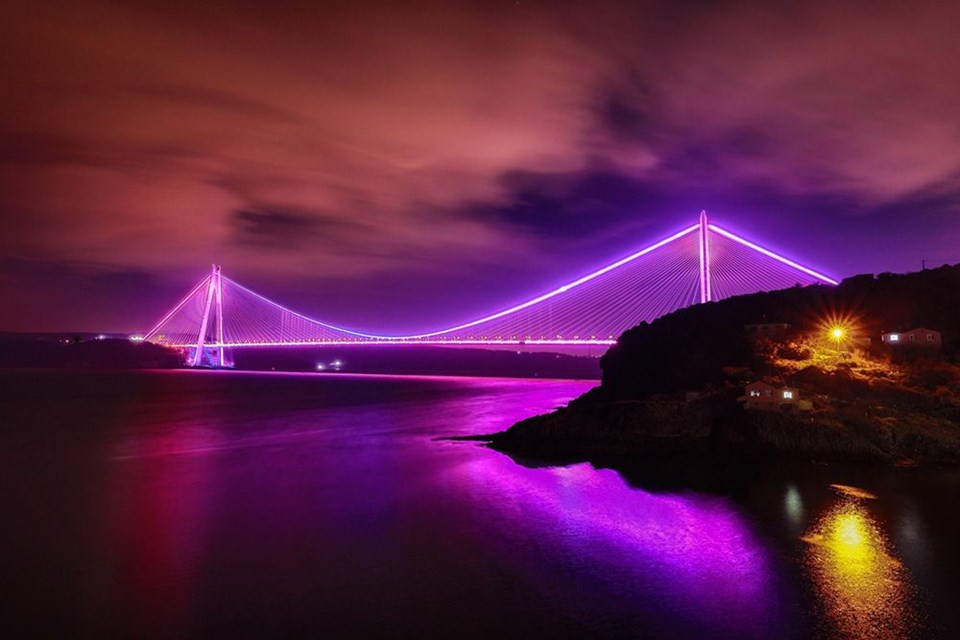İstanbul'un köprüleri mora büründü