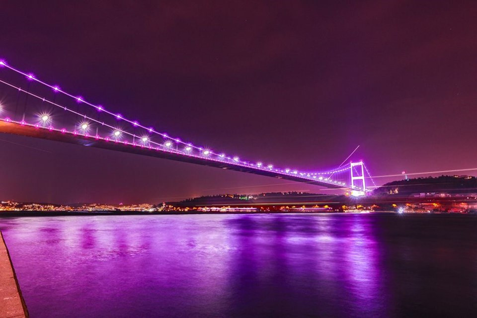 İstanbul'un köprüleri mora büründü 