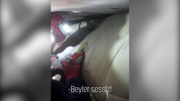 Küçük Tayyip'in enkazdan kutarılma anı kamerada