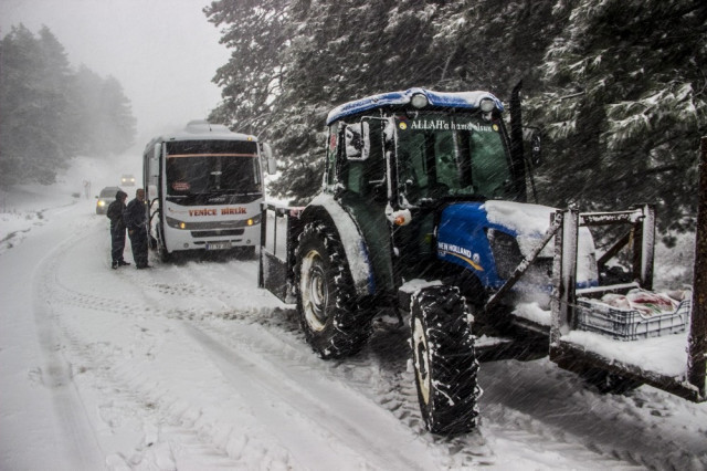 Kar yağışı bastırdı, onlarca araç mahsur kaldı - Resim: 1