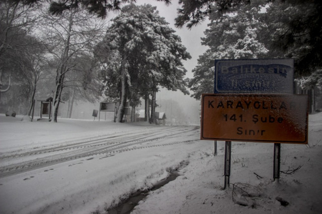 Kar yağışı bastırdı, onlarca araç mahsur kaldı - Resim: 3
