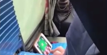 Özel halk otobüsü şoförü direksiyonda okey oynarken yakalandı