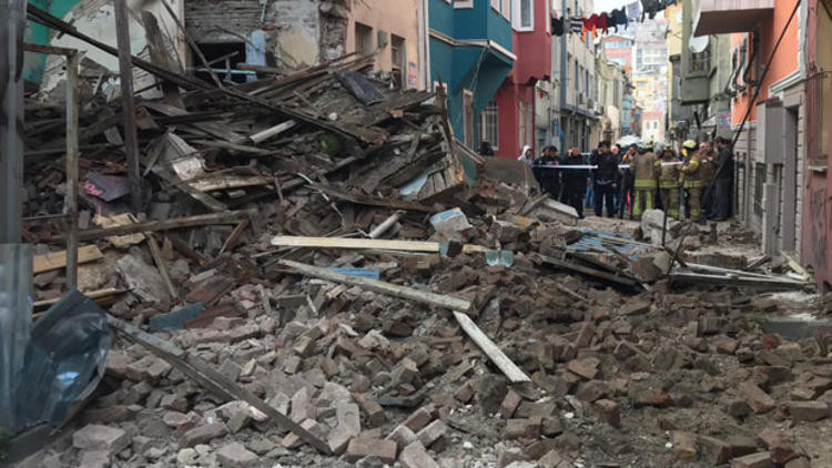 İstanbul'da 3 katlı bir bina daha çöktü