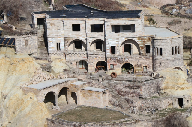 Başkan adayı oteli yıkılmasın diye yolu kapattı - Resim : 1