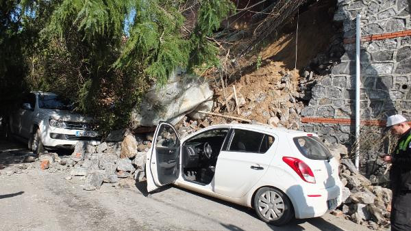 Beykoz'da evin istinat duvarı çöktü