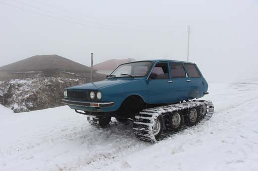 77 model binek otomobilini kar aracına çevirdi