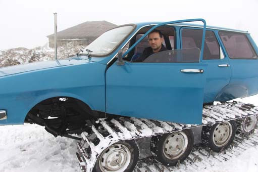 77 model binek otomobilini kar aracına çevirdi