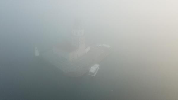 İstanbul'da bugün... Kız Kulesi siste görünmez oldu !