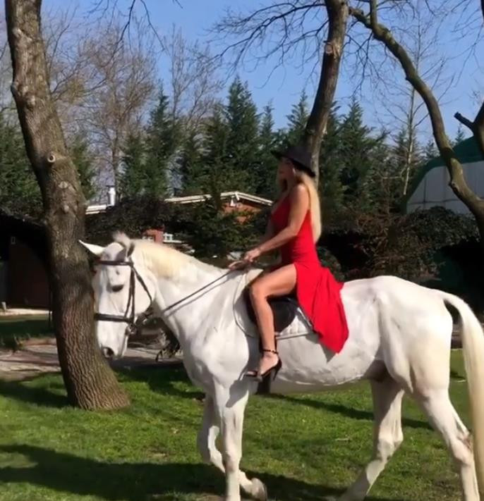 Hatice'den dekolteli paylaşım