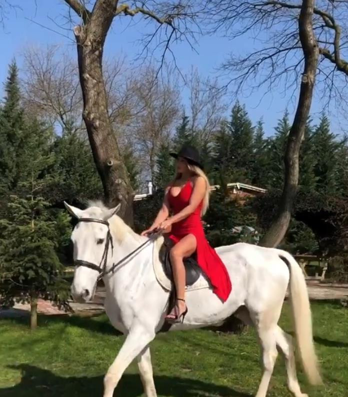 Hatice'den dekolteli paylaşım