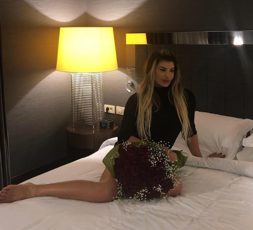 Hatice'den dekolteli paylaşım