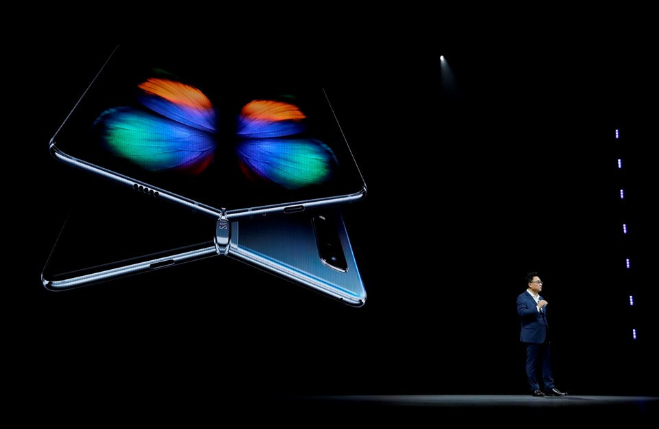 Samsung yeni amiral gemilerini tanıttı ! Katlanabilir telefon sürprizi