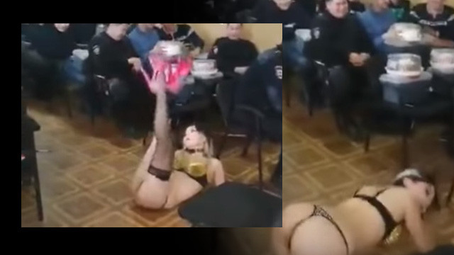 Skandal görüntüler! Kadın polisten erkek meslektaşları için striptiz şov