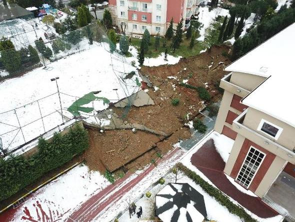 Başakşehir'de okulun istinat duvarı çöktü