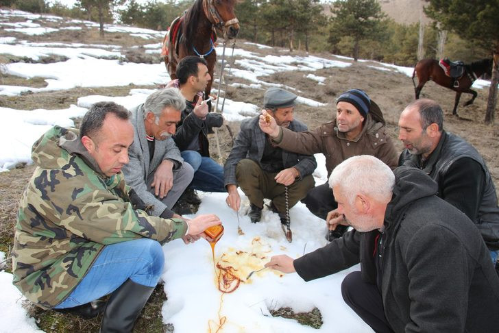 Atlarla gezip kaşık kaşık yediler !