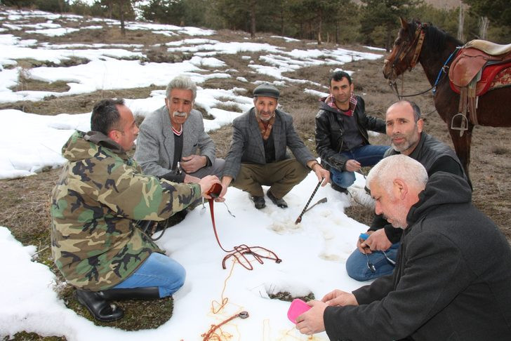 Atlarla gezip kaşık kaşık yediler !