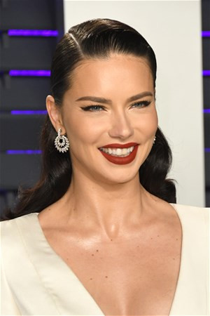 Adriana Lima güzelliğiyle büyüledi