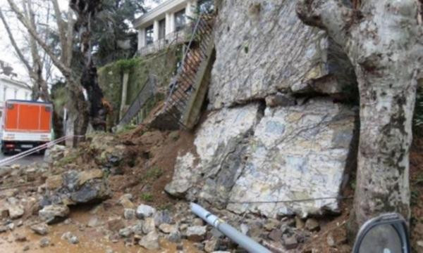 İstanbul'da istinat duvarı çöktü !
