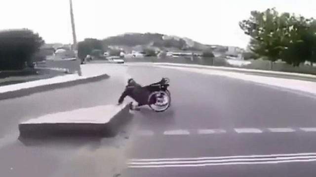 Tekerlekli sandalyeli adamın zor anları