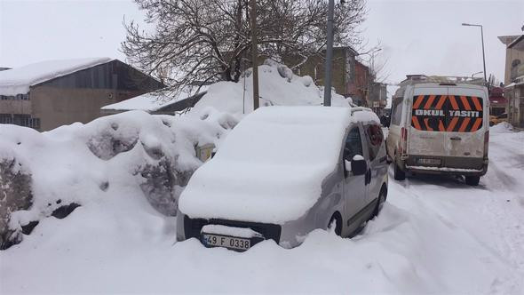 Kar yağışı hayatı felç etti ! Bu ilçede sadece fırınlar açık