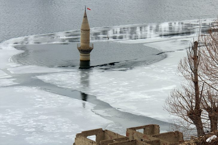 Suların altından bir köy çıktı