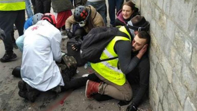 Paris sokakları yine karıştı ! Eylemcinin kolu koptu