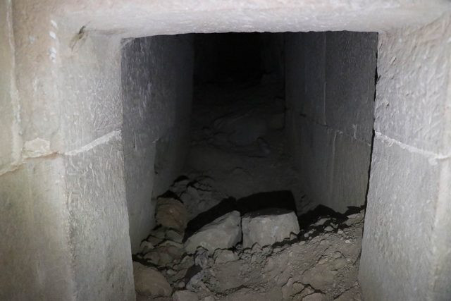 Defineciler tepeyi kepçeyle ikiye böldü