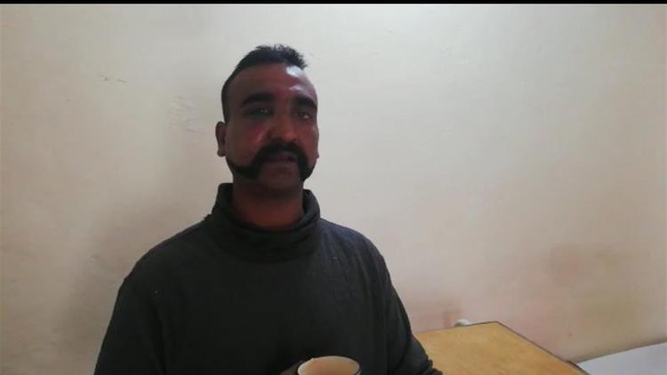 Pakistan-Hindistan geriliminde kritik gelişme ! Pilot sınıra getirildi