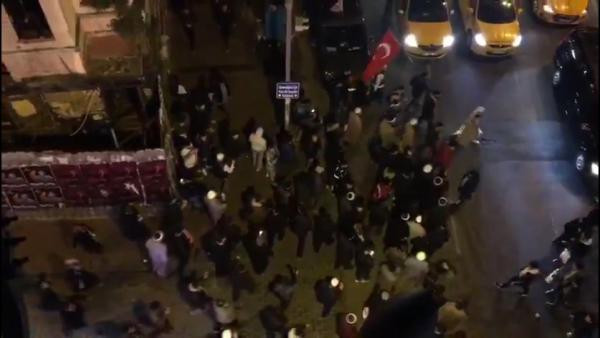 Taksim'de ezanı ıslıklayanları proteto edenlere polis müdahalesi - Resim : 1