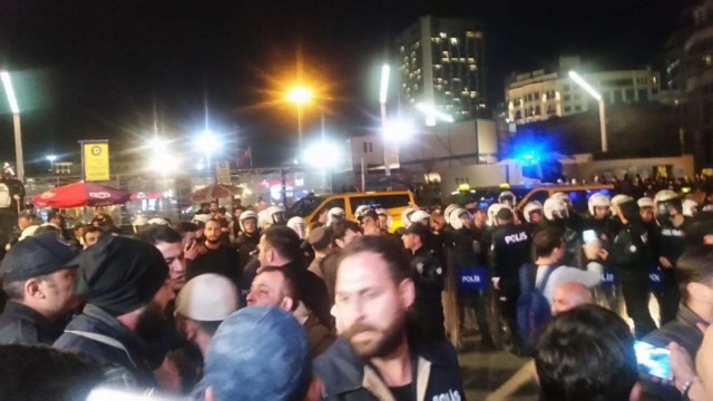 Taksim'de ezanı ıslıklayanları proteto edenlere polis müdahalesi