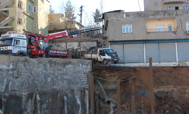 Felakete ramak kaldı! İstinat duvarı çöktü, çevre binalar boşaltıldı