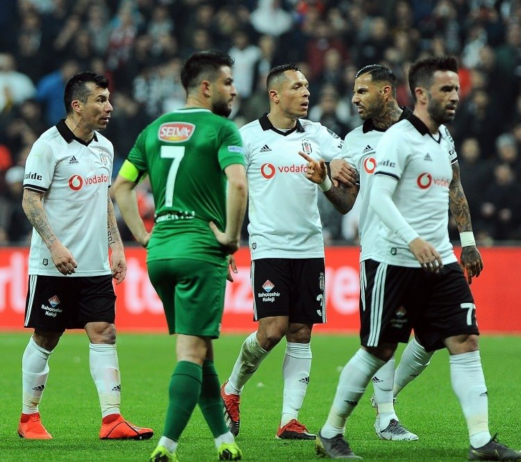 Yüksek gerilim! Quaresma ile Medel tartıştı!