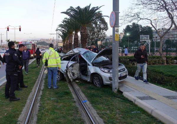 İzmir'de feci kaza: 2 ölü, 1 yaralı - Resim : 1