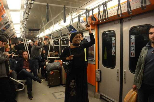 Amerikalı siyahi şarkıcı Della Miles İstanbul metrosunda