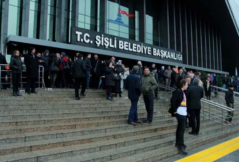 CHP'li Şişli Belediyesi'nin makam odasına haciz geldi