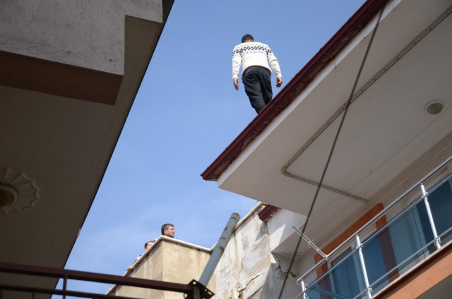 Cezaevi firarisi çatıya çıktı, intihara kalkıştı