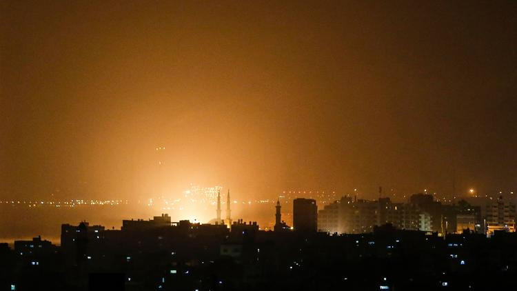 İsrail Ordusu yine Gazze'yi bombaladı