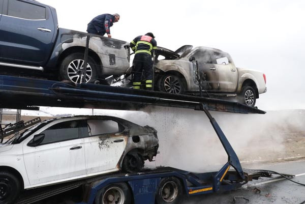 Sıfır kilometre otomobiller alev alev yandı