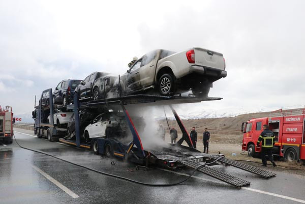 Sıfır kilometre otomobiller alev alev yandı