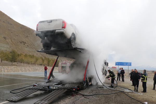 Sıfır kilometre otomobiller alev alev yandı