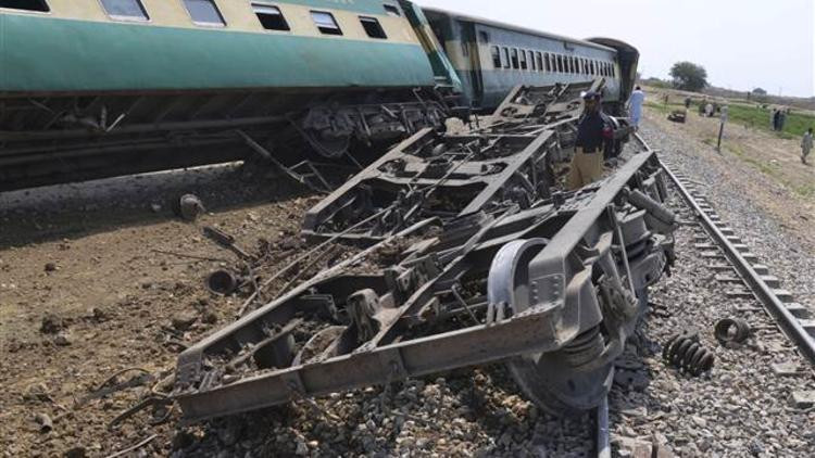 Yolcu trenine bombalı saldırı: Ölü ve yaralılar var