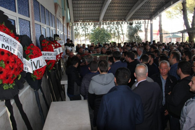 Oğlunun cenazesine elleri kelepçeli olarak katıldı - Resim : 1