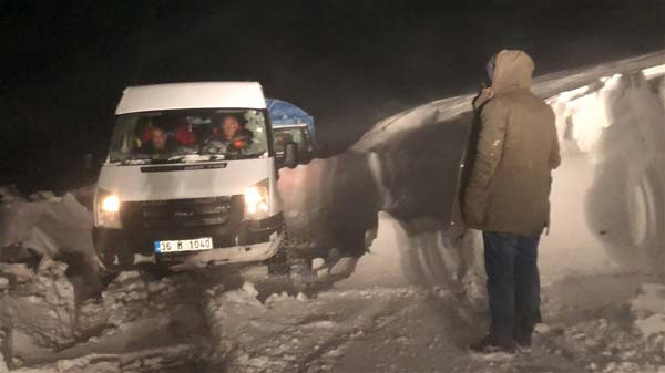Kars'ta, tipi nedeniyle araçlarında mahsur kalanlar kurtarıldı